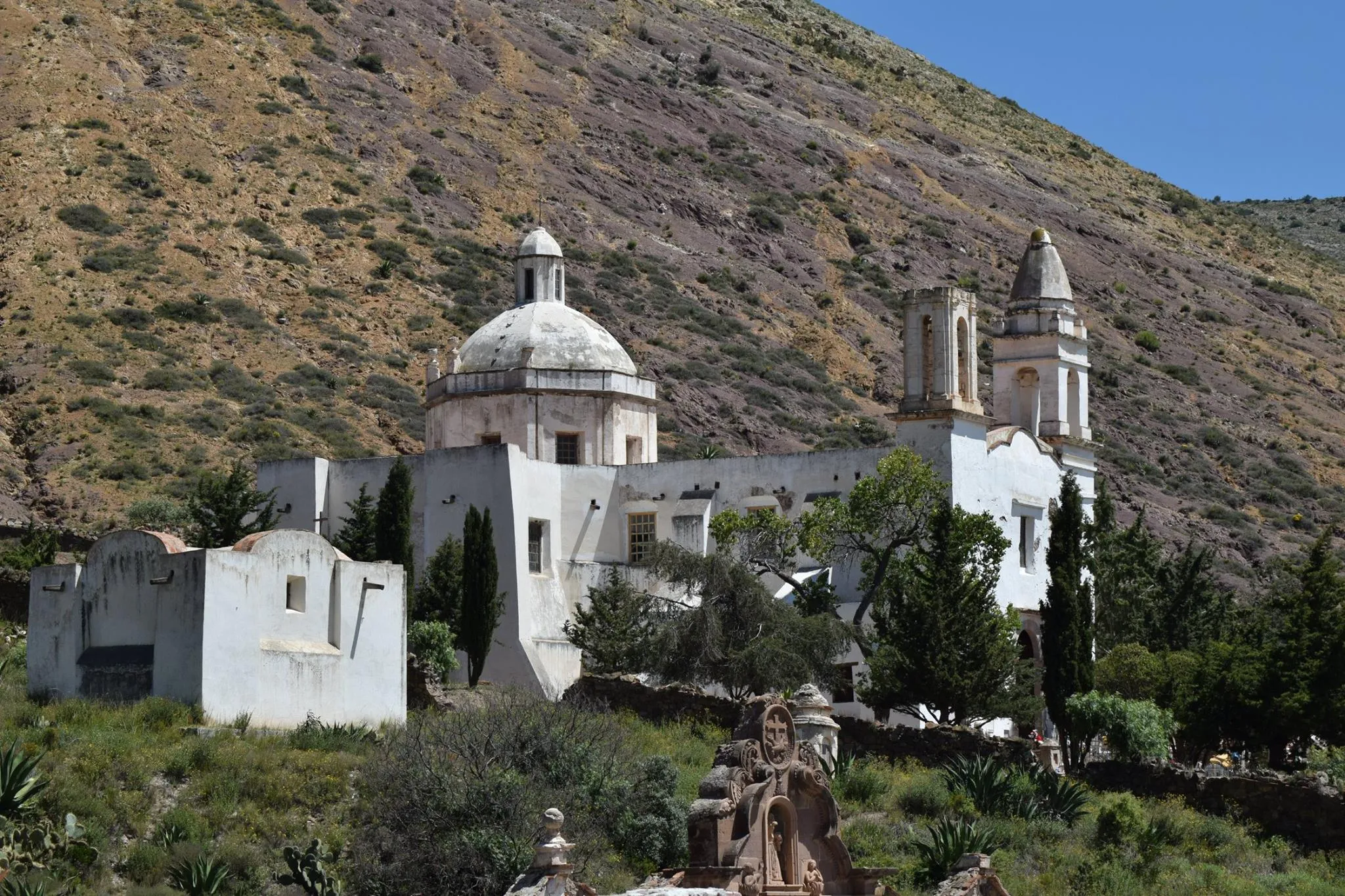 Kapelle Guadalupe neben dem Friedhof Real de Catorce, San Luis Potosí, umgeben von Bergen.