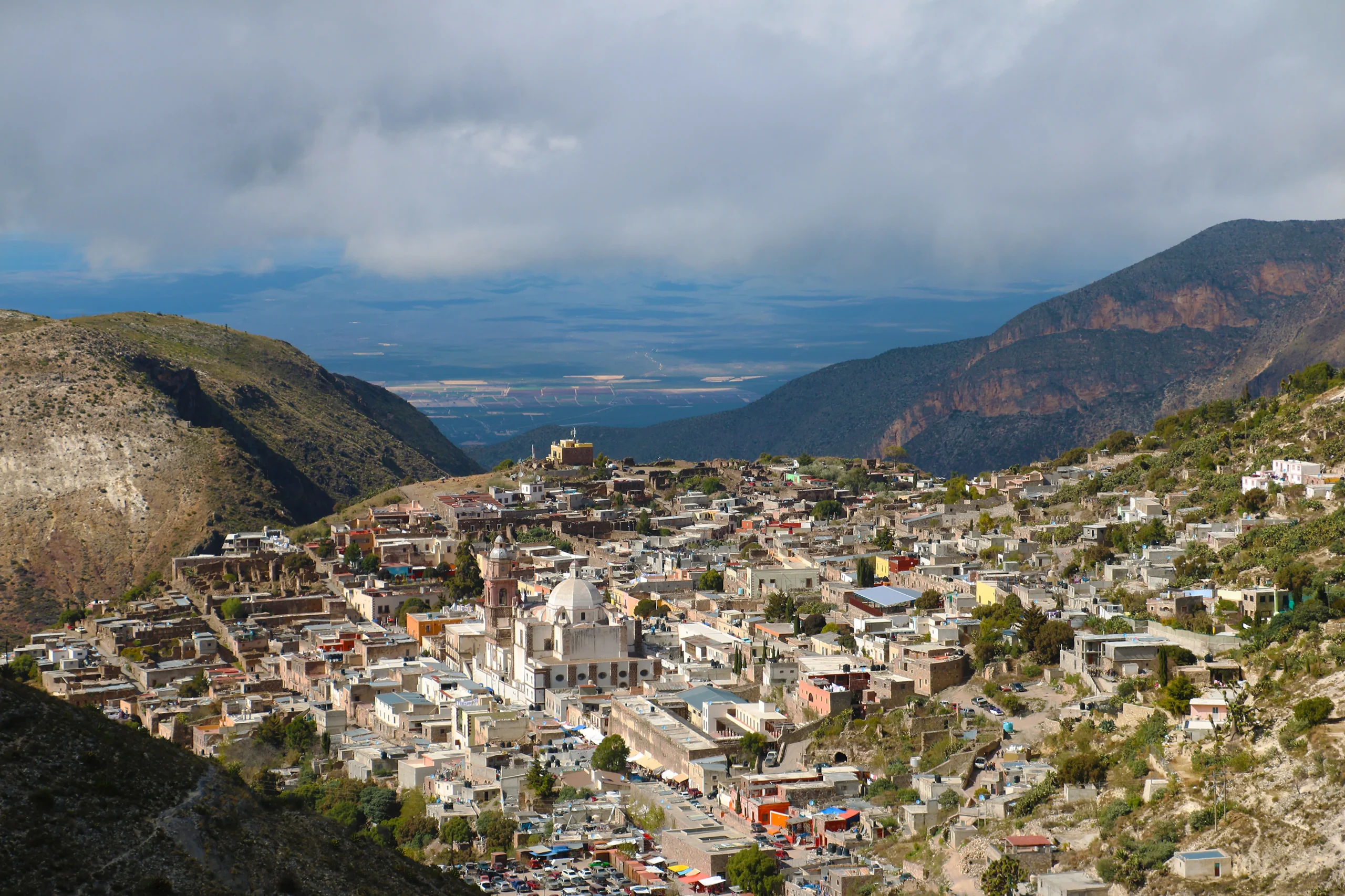 Vista panoramica del Real de Catorce, Città Magica di San Luis Potosí, tra montagne e paesaggi desertici.