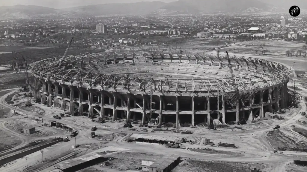 Vista aérea del Estadio Azteca durante su construcción con gradas y estructura parcialmente terminadas