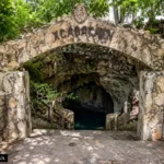 Entrada a la gruta del cenote Xcabachén en Maní, Yucatán