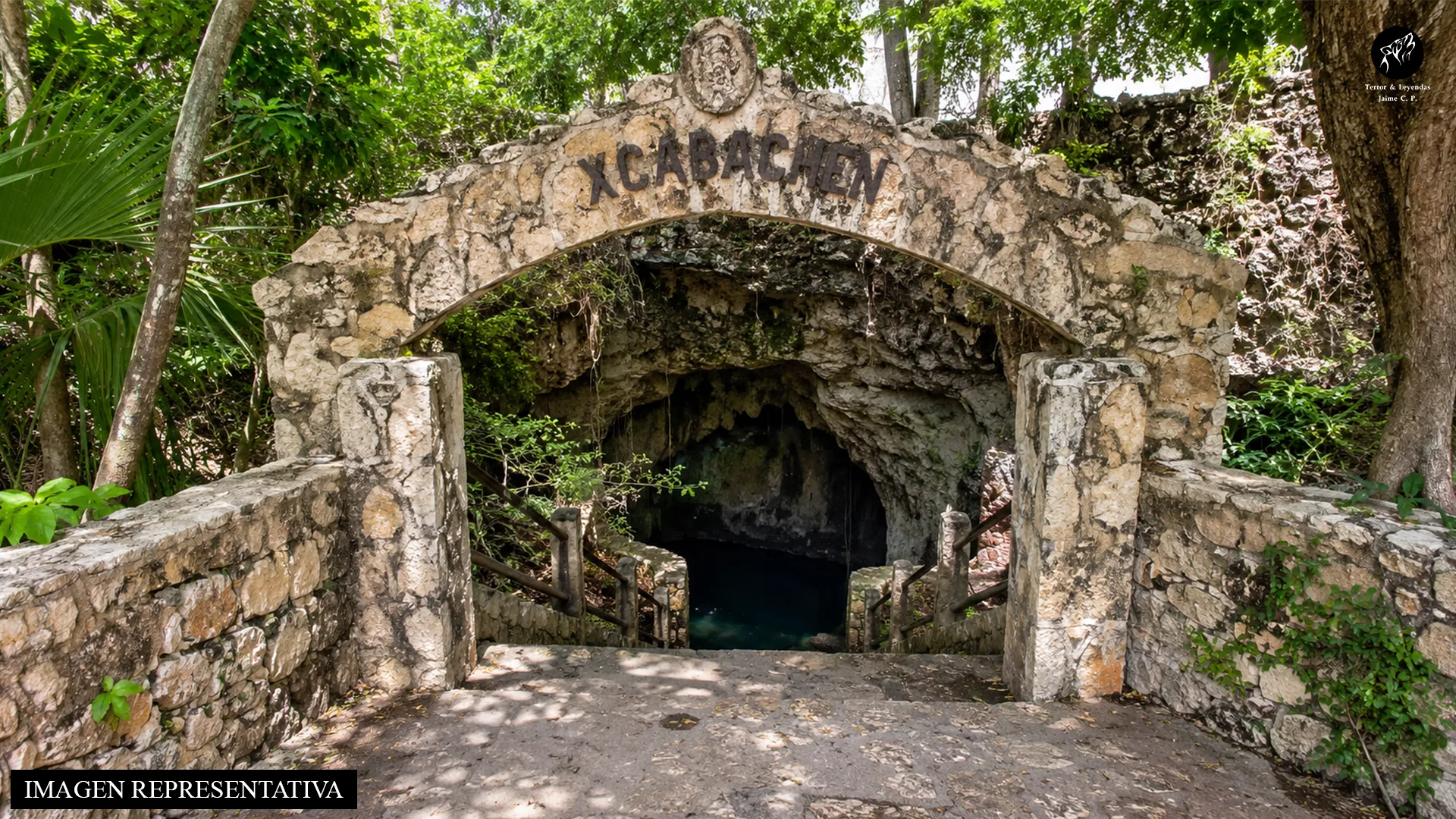 Entrada a la gruta del cenote Xcabachén en Maní, Yucatán