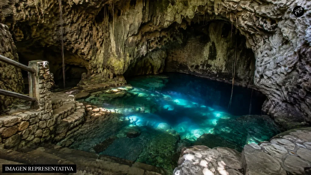 Interior de la gruta y cuerpo de agua del cenote Xcabachén en Maní, Yucatán
